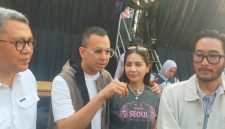 Utusan Khusus Presiden Bidang Pembinaan Generasi Muda dan Pekerja Seni, Raffi Ahmad didampingi istri saat menghadiri JAJARANS FESTIVAL di Kota Baru Parahyangan Kecamatan Padalarang Kabupaten Bandung Barat (foto: Abdul Kholilulloh)