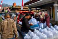 Dua politisi Partai Golkar yang duduk di Komisi IV DPR RI, yakni Dadang M. Naser dan Ir. Panggah Susanto, M.M., kompak menyalurkan bantuan 350 ribu benih ikan kepada masyarakat Padalarang, Kabupaten Bandung Barat (foto: tim Sabilulungan)