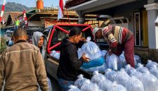 Dua politisi Partai Golkar yang duduk di Komisi IV DPR RI, yakni Dadang M. Naser dan Ir. Panggah Susanto, M.M., kompak menyalurkan bantuan 350 ribu benih ikan kepada masyarakat Padalarang, Kabupaten Bandung Barat (foto: tim Sabilulungan)