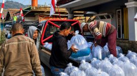 Dua politisi Partai Golkar yang duduk di Komisi IV DPR RI, yakni Dadang M. Naser dan Ir. Panggah Susanto, M.M., kompak menyalurkan bantuan 350 ribu benih ikan kepada masyarakat Padalarang, Kabupaten Bandung Barat (foto: tim Sabilulungan)
