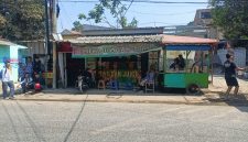 Puluhan pedagang dan pemilik kios di sepanjang Jalan Letkol G.A. Manulang, kawasan Sudimampir, Desa Padalarang, menerima surat peringatan pertama pembongkaran dari Satpol PP KBB (foto: Abdul Kholilulloh)