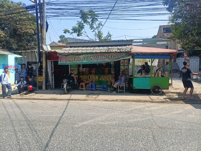 Puluhan pedagang dan pemilik kios di sepanjang Jalan Letkol G.A. Manulang, kawasan Sudimampir, Desa Padalarang, menerima surat peringatan pertama pembongkaran dari Satpol PP KBB (foto: Abdul Kholilulloh)