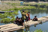Kisah perjuangan anak sekolah di Desa Budiharja, Kecamatan Cililin, Kabupaten Bandung Barat (KBB), untuk menuntut ilmu (foto: Abdul Kholilulloh)