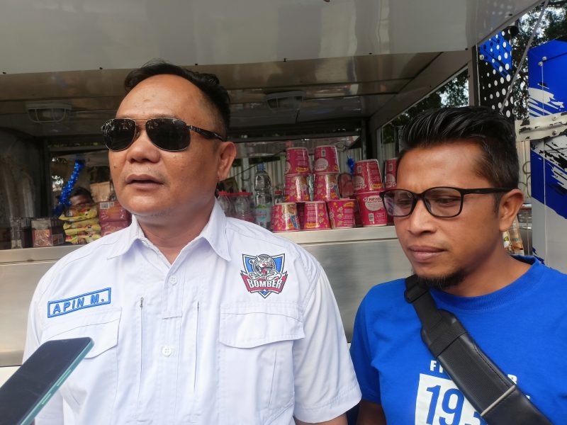 Ketua Umum Bobotoh Maung Bandung Bersatu (BOMBER), Dian Purnama didampingi Ketua BOMBER KBB, Duseng (foto: Abdul Kholilulloh)