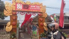Sambut HUT RI ke 81 warga Kampung Rancabali, Gang Karangsari, RW 04, Desa Padalarang, Kecamatan Padalarang, Kabupaten Bandung Barat (KBB) hiasi mural dan Bender merah putih (foto: Abdul Kholilulloh)