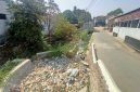 Saluran drainase di Kampung Sukamaju, Desa Padalarang dipenuhi sampah timbulkan bau menyengat (foto: Abdul Kholilulloh)