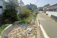 Saluran drainase di Kampung Sukamaju, Desa Padalarang dipenuhi sampah timbulkan bau menyengat sebelum dibersihkan (foto: Abdul Kholilulloh)