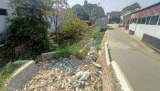Saluran drainase di Kampung Sukamaju, Desa Padalarang dipenuhi sampah timbulkan bau menyengat (foto: Abdul Kholilulloh)