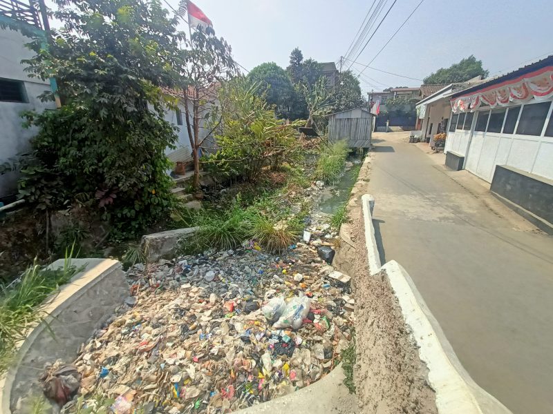 Saluran drainase di Kampung Sukamaju, Desa Padalarang dipenuhi sampah timbulkan bau menyengat sebelum dibersihkan (foto: Abdul Kholilulloh)