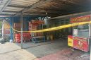 Polisi pasang garis police line pasca ledakan hebat disertai kebakaran terjadi di sebuah tempat usaha fried chicken (ayam goreng tepung) di Kampung Sudimampir RT 02/RW 01, Desa Padalarang, Kecamatan Padalarang KBB (foto: Abdul Kholilulloh)