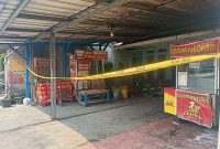 Polisi pasang garis police line pasca ledakan hebat disertai kebakaran terjadi di sebuah tempat usaha fried chicken (ayam goreng tepung) di Kampung Sudimampir RT 02/RW 01, Desa Padalarang, Kecamatan Padalarang KBB (foto: Abdul Kholilulloh)