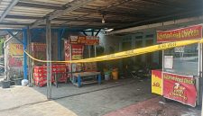 Polisi pasang garis police line pasca ledakan hebat disertai kebakaran terjadi di sebuah tempat usaha fried chicken (ayam goreng tepung) di Kampung Sudimampir RT 02/RW 01, Desa Padalarang, Kecamatan Padalarang KBB (foto: Abdul Kholilulloh)