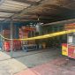 Polisi pasang garis police line pasca ledakan hebat disertai kebakaran terjadi di sebuah tempat usaha fried chicken (ayam goreng tepung) di Kampung Sudimampir RT 02/RW 01, Desa Padalarang, Kecamatan Padalarang KBB (foto: Abdul Kholilulloh)