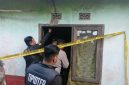 Tim INAFIS Polres Cimahi dan Polsek Padalarang melakukan olah TKP penemuan mayat di kampung Sudimampir Padalarang (foto: Abdul Kholilulloh)