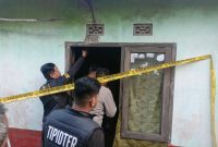 Tim INAFIS Polres Cimahi dan Polsek Padalarang melakukan olah TKP penemuan mayat di kampung Sudimampir Padalarang (foto: Abdul Kholilulloh)