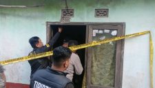 Tim INAFIS Polres Cimahi dan Polsek Padalarang melakukan olah TKP penemuan mayat di kampung Sudimampir Padalarang (foto: Abdul Kholilulloh)