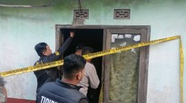 Tim INAFIS Polres Cimahi dan Polsek Padalarang melakukan olah TKP penemuan mayat di kampung Sudimampir Padalarang (foto: Abdul Kholilulloh)
