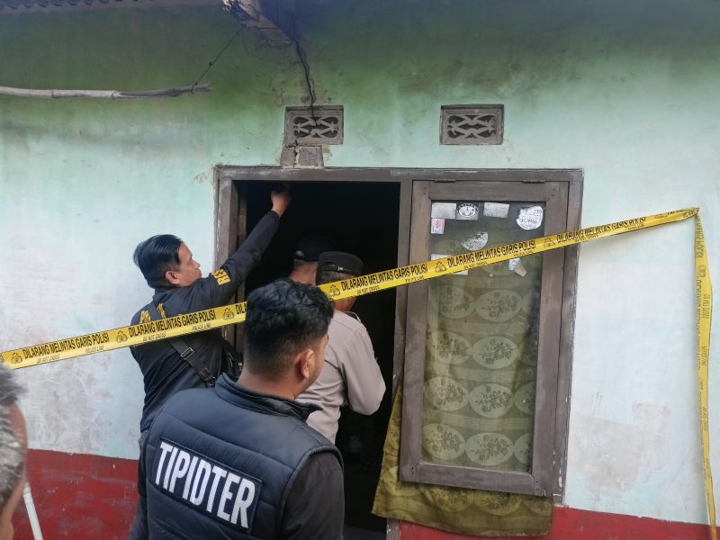 Tim INAFIS Polres Cimahi dan Polsek Padalarang melakukan olah TKP penemuan mayat di kampung Sudimampir Padalarang (foto: Abdul Kholilulloh)