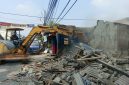 Pembongkaran bangunan liar dilakukan di sepanjang Jalan GA Manulang, Kampung Sudimampir, Kecamatan Padalarang, KBB, Senin 31 Agustus 2026 (foto: Abdul Kholilulloh)