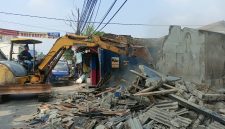 Pembongkaran bangunan liar dilakukan di sepanjang Jalan GA Manulang, Kampung Sudimampir, Kecamatan Padalarang, KBB, Senin 31 Agustus 2026 (foto: Abdul Kholilulloh)