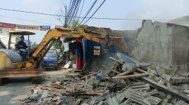 Pembongkaran bangunan liar dilakukan di sepanjang Jalan GA Manulang, Kampung Sudimampir, Kecamatan Padalarang, KBB, Senin 31 Agustus 2026 (foto: Abdul Kholilulloh)