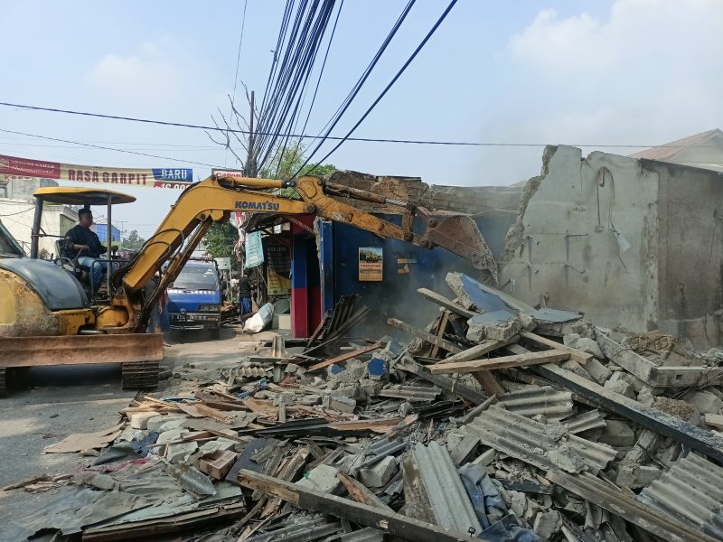 Pembongkaran bangunan liar dilakukan di sepanjang Jalan GA Manulang, Kampung Sudimampir, Kecamatan Padalarang, KBB, Senin 31 Agustus 2026 (foto: Abdul Kholilulloh)