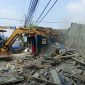 Pembongkaran bangunan liar dilakukan di sepanjang Jalan GA Manulang, Kampung Sudimampir, Kecamatan Padalarang, KBB, Senin 31 Agustus 2026 (foto: Abdul Kholilulloh)