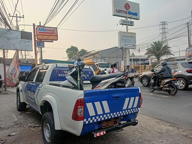 Kecelakaan maut terjadi di Jalan Raya Padalarang-Bandung, Desa Kertajaya, Kecamatan Padalarang, Kabupaten Bandung Barat (KBB), Senin (31/8/2026) sekitar pukul 14.37 WIB. Foto: Abdul Kholilulloh 
