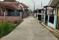 Kampung Rancakuda, Desa Citapen, Kecamatan Cihampelas, melakukan perbaikan jalan secara swadaya.