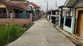 Kampung Rancakuda, Desa Citapen, Kecamatan Cihampelas, melakukan perbaikan jalan secara swadaya.