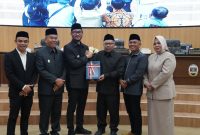 Bupati Bandung Barat Jeje Ritchie Ismail dalam rapat paripurna DPRD Kabupaten Bandung Barat, saat memberikan jawaban atas pandangan umum fraksi-fraksi terhadap Rancangan Peraturan Daerah (Raperda) tentang Pengelolaan Barang Milik Daerah, Selasa (11/8/2026).(Dok.Prokompim KBB).