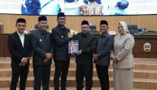 Bupati Bandung Barat Jeje Ritchie Ismail dalam rapat paripurna DPRD Kabupaten Bandung Barat, saat memberikan jawaban atas pandangan umum fraksi-fraksi terhadap Rancangan Peraturan Daerah (Raperda) tentang Pengelolaan Barang Milik Daerah, Selasa (11/8/2026).(Dok.Prokompim KBB).