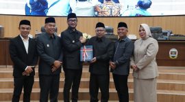 Bupati Bandung Barat Jeje Ritchie Ismail dalam rapat paripurna DPRD Kabupaten Bandung Barat, saat memberikan jawaban atas pandangan umum fraksi-fraksi terhadap Rancangan Peraturan Daerah (Raperda) tentang Pengelolaan Barang Milik Daerah, Selasa (11/8/2026).(Dok.Prokompim KBB).