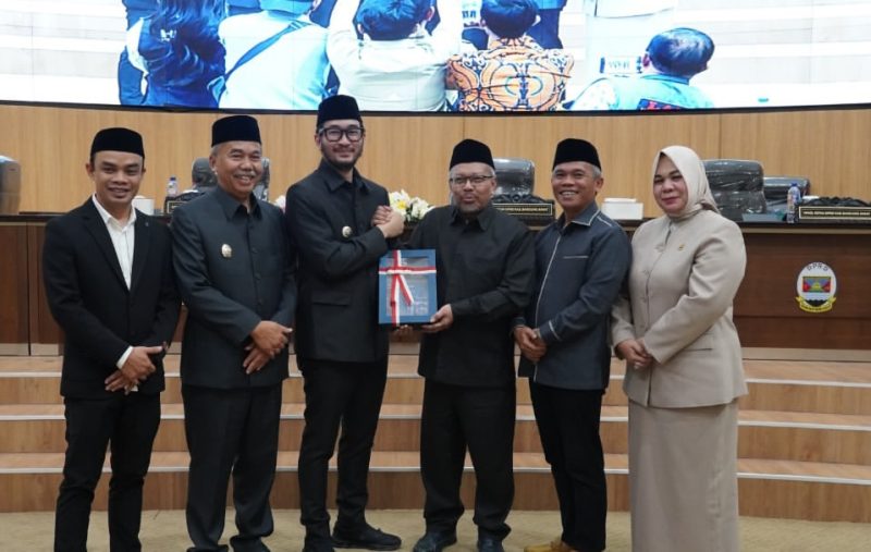 Bupati Bandung Barat Jeje Ritchie Ismail dalam rapat paripurna DPRD Kabupaten Bandung Barat, saat memberikan jawaban atas pandangan umum fraksi-fraksi terhadap Rancangan Peraturan Daerah (Raperda) tentang Pengelolaan Barang Milik Daerah, Selasa (11/8/2026).(Dok.Prokompim KBB).