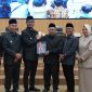 Bupati Bandung Barat Jeje Ritchie Ismail dalam rapat paripurna DPRD Kabupaten Bandung Barat, saat memberikan jawaban atas pandangan umum fraksi-fraksi terhadap Rancangan Peraturan Daerah (Raperda) tentang Pengelolaan Barang Milik Daerah, Selasa (11/8/2026).(Dok.Prokompim KBB).