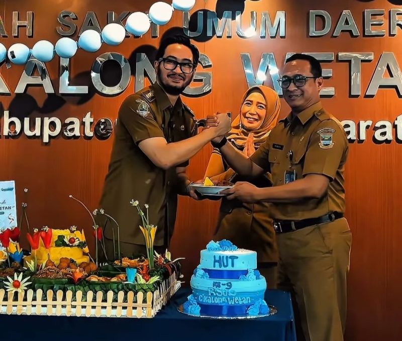 Bupati Bandung Barat Jeje Ritchie Ismail bersama Direktur RSUD Cikalongwetan, dr. H. Wishnu Pramulo Ady, M.H.Kes. (foto: dok. Prokompim KBB)