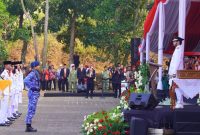 Bupati Bandung Barat Jeje Ritchie Ismail pimpin upacara peringatan HUT RI ke-81 di lapangan Plaza Mekarsari Kompleks Perkantoran Pemkab Bandung Barat, Senin 17 Agustus 2026 (foto: Prokompin KBB)