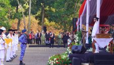 Bupati Bandung Barat Jeje Ritchie Ismail pimpin upacara peringatan HUT RI ke-81 di lapangan Plaza Mekarsari Kompleks Perkantoran Pemkab Bandung Barat, Senin 17 Agustus 2026 (foto: Prokompin KBB)