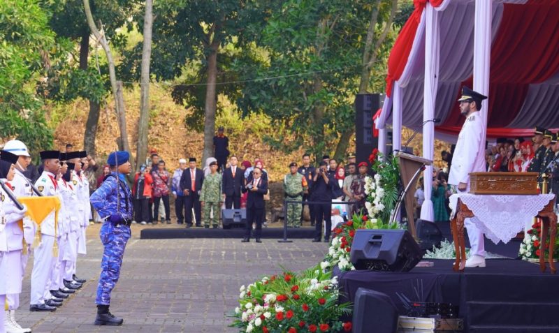 Bupati Bandung Barat Jeje Ritchie Ismail pimpin upacara peringatan HUT RI ke-81 di lapangan Plaza Mekarsari Kompleks Perkantoran Pemkab Bandung Barat, Senin 17 Agustus 2026 (foto: Prokompin KBB)