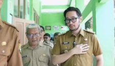Bupati Bandung Barat Jeje Ritchie Ismail semprot kepala sekolah SMPN 2 Ngamprah saat kunjungan soal infrastruktur buruk (foto: istimewa)