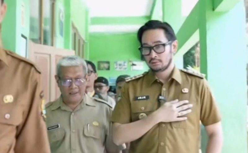 Bupati Bandung Barat Jeje Ritchie Ismail semprot kepala sekolah SMPN 2 Ngamprah saat kunjungan soal infrastruktur buruk (foto: istimewa)