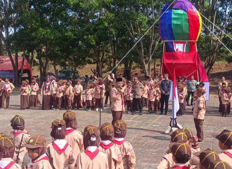 Wakil Bupati Bandung Barat Asep Ismail saat pembukaan Pesta Siaga didampingi Ketua Kwartir Cabang Gerakan Pramuka Bandung Barat, Ludi Awaludin (foto: Abdul Kholilulloh)