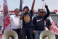 Koordinator AMPB Supriyono alias Botok saat membacakan hasil audensi dengan pimpinan DPR RI di Senayan (foto: istimewa)