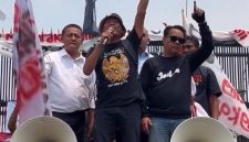 Koordinator AMPB Supriyono alias Botok saat membacakan hasil audensi dengan pimpinan DPR RI di Senayan (foto: istimewa)