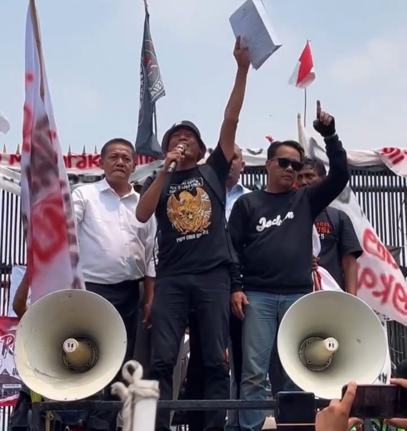 Koordinator AMPB Supriyono alias Botok saat membacakan hasil audensi dengan pimpinan DPR RI di Senayan (foto: istimewa)
