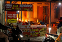 Ledakan hebat disertai kebakaran terjadi di sebuah tempat usaha fried chicken (ayam goreng tepung) di Kampung Sudimampir RT 02/RW 01, Desa Padalarang, Kecamatan Padalarang KBB, Sabtu 22 Agustus 2026 (foto: Abdul Kholilulloh)