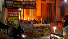 Ledakan hebat disertai kebakaran terjadi di sebuah tempat usaha fried chicken (ayam goreng tepung) di Kampung Sudimampir RT 02/RW 01, Desa Padalarang, Kecamatan Padalarang KBB, Sabtu 22 Agustus 2026 (foto: Abdul Kholilulloh)