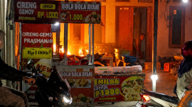 Ledakan hebat disertai kebakaran terjadi di sebuah tempat usaha fried chicken (ayam goreng tepung) di Kampung Sudimampir RT 02/RW 01, Desa Padalarang, Kecamatan Padalarang KBB, Sabtu 22 Agustus 2026 (foto: Abdul Kholilulloh)