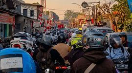 Kemacetan panjang terjadi di jalur Batujajar-Cimareme, Kabupaten Bandung Barat (KBB), Senin (24/8/2026), foto: baraya IBBC