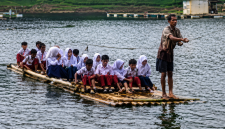 Kisah perjuangan anak sekolah di Desa Budiharja, Kecamatan Cililin, Kabupaten Bandung Barat (KBB), untuk menuntut ilmu menjadi sorotan publik (foto: video Instagram @official_desabudiharja)